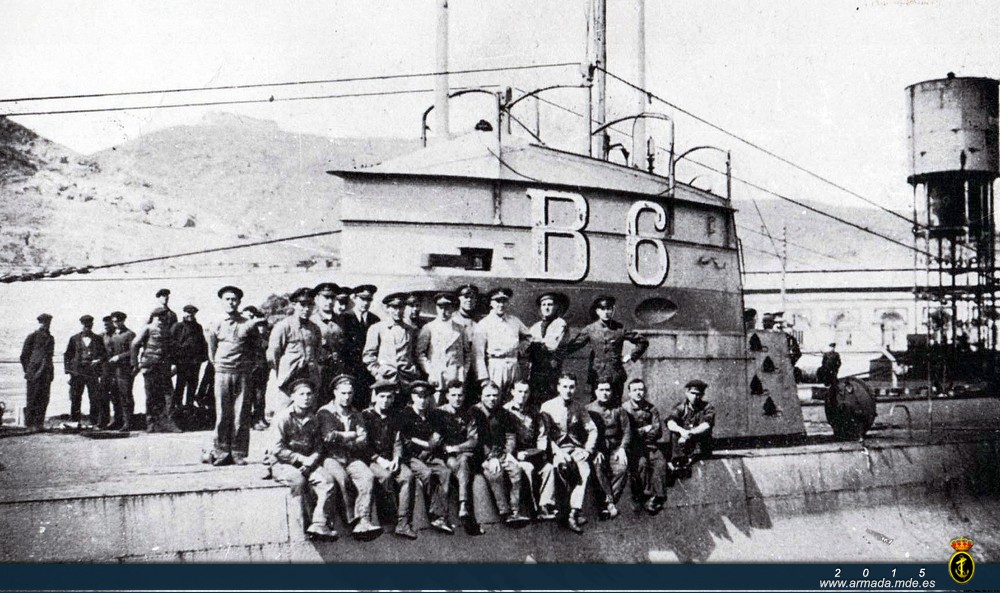 Dotación del B-6 en la Base de Submarinos.
